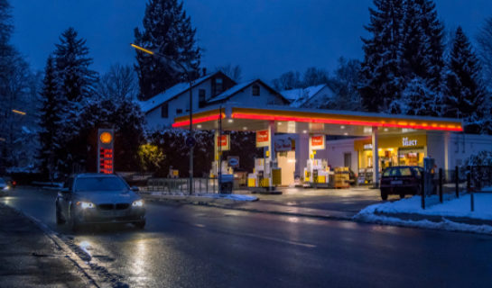 Verkehrsunfall – ausfahrendes Fahrzeugs von Tankstelle mit rückwärtsfahrendem Fahrzeug