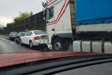 Auffahrunfall auf Autobahn bei Spurwechsel