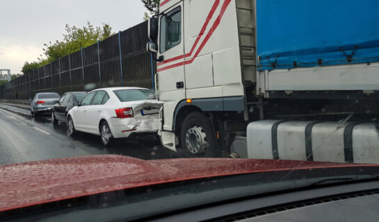 Auffahrunfall auf Autobahn bei Spurwechsel