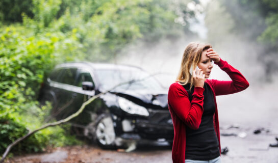 Verkehrsunfall – Kollision mit umgeknicktem Baum