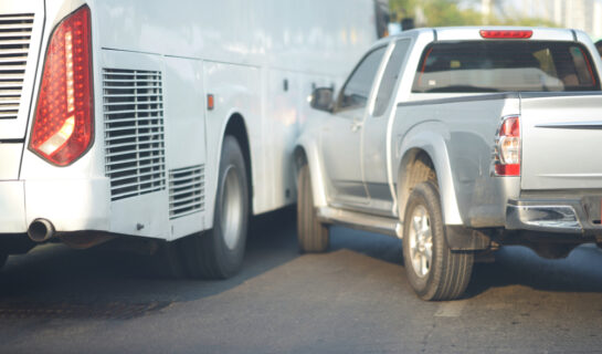Verkehrsunfall  zwischen Bus und Pkw