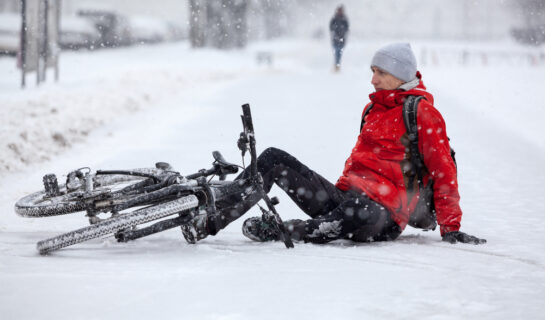 Sturzunfall eines Fahrradfahrers auf Eisfläche