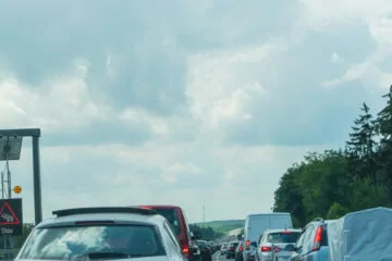 Auffahrunfall bei Stauende hinter einer Kurve