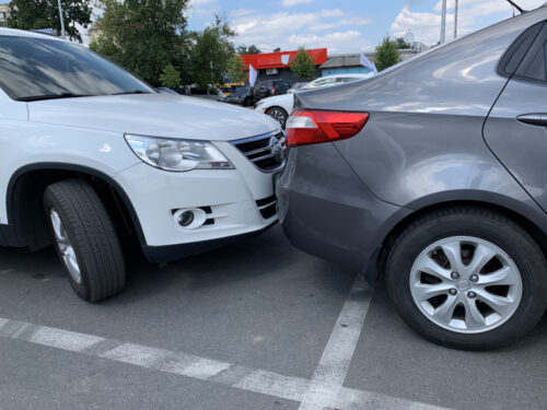 Parkplatzunfall - Kollision eines zurücksetzenden Pkw mit dahinterstehenden Pkw