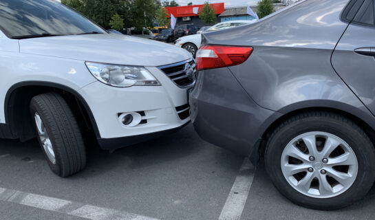 Parkplatzunfall – Kollision eines zurücksetzenden Pkw mit dahinterstehenden Pkw