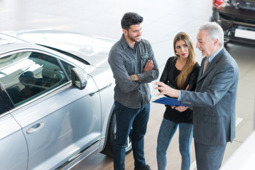 Gebrauchtwagenverkäufer - bei Vertragsschluss dürfen keine Falschangaben getätigt werden