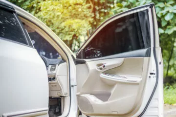 Verkehrsunfall mit geöffneter Fahrertür auf einem Parkplatz