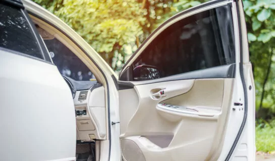 Verkehrsunfall mit geöffneter Fahrertür auf einem Parkplatz