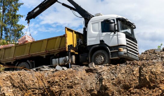 Halterhaftung für abgestellten Lkw beim Entladen mit Kran