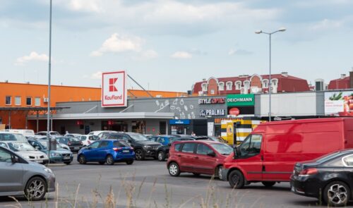 Verkehrsunfall zwischen Fahrzeugen auf Parkplatz eines Einkaufszentrums