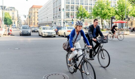 Kollision eines abbiegenden Radfahrers mit einem überholenden Radfahrer