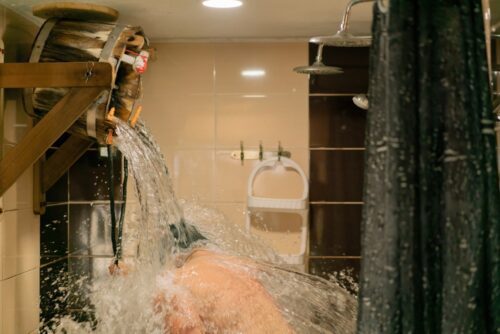 Wasser über den Kopf schütten