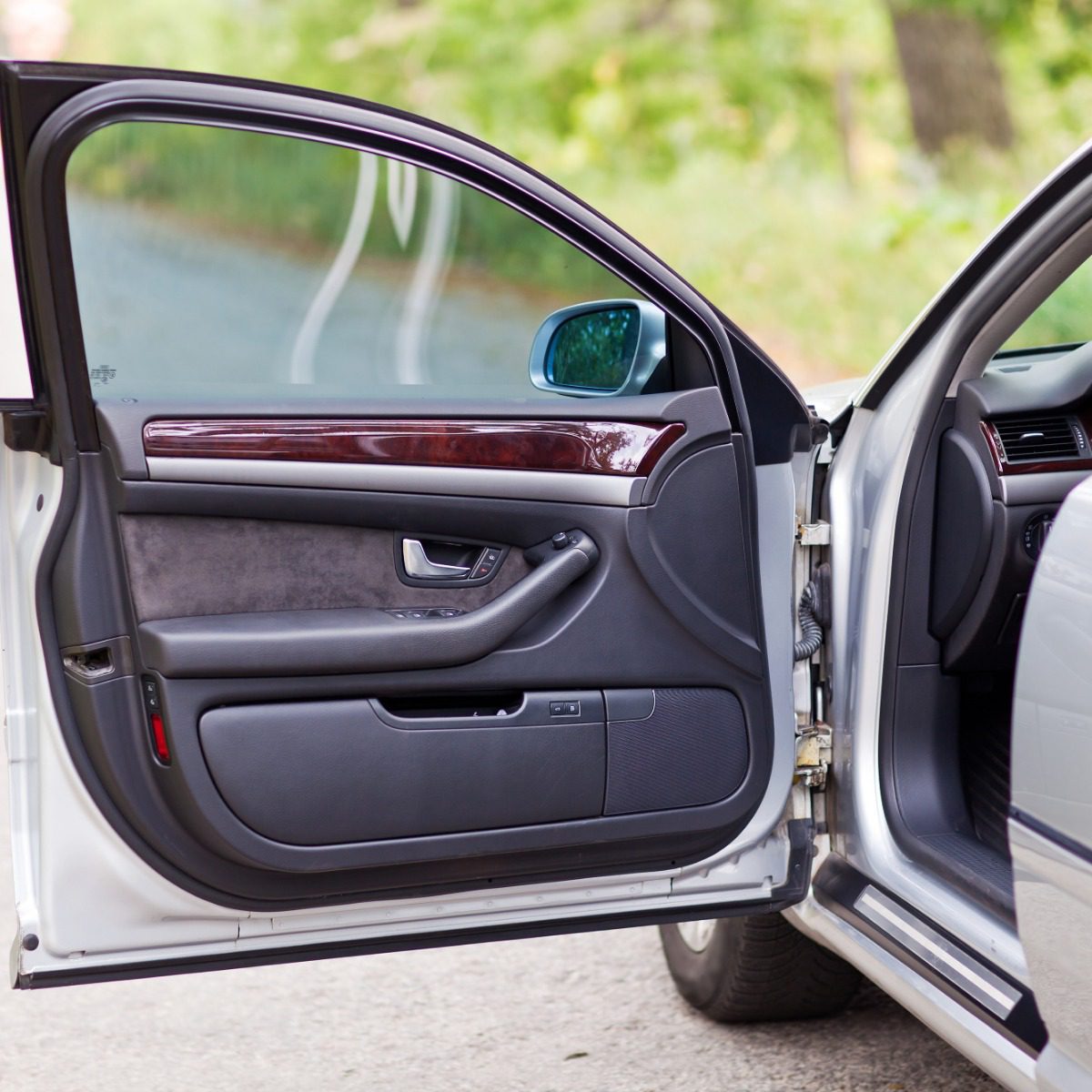 Unfall bei geöffneter Fahrertür