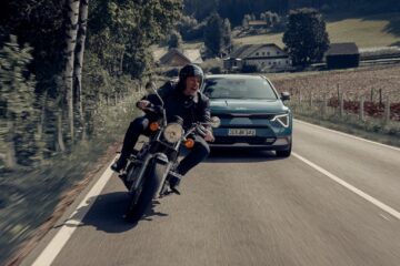 Verkehrsunfall zwischen zwei hintereinander fahrenden Motorradfahrern