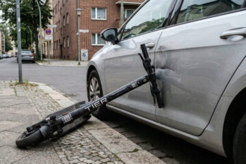 Haftung bei einem E-Scooter-Unfall: Wer zahlt bei Schäden durch umgekippte Roller?