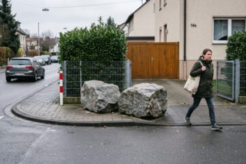 Sondernutzungserlaubnis für die Grundstücksausfahrt: Steine auf dem Gehweg abgelehnt